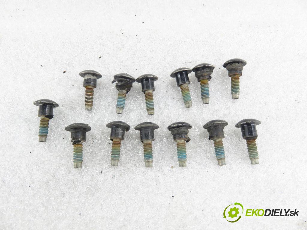 NISSAN NP300 NAVARA (D40) PICK-UP 2006 126,00 2.5 dCi 171 2488,00 kufor strešný