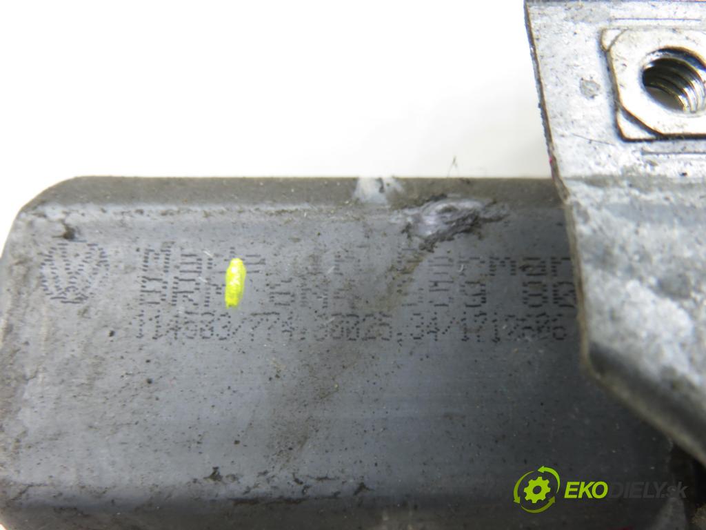 VW POLO (6N1) HB 1997 44,00 1.4 60 1390,00 Mechanizmus okien 6N4959802