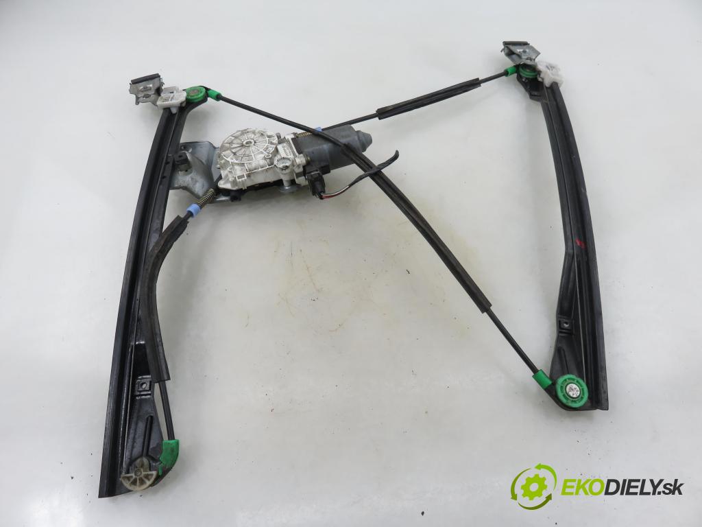 VW POLO (6N1) HB 1997 44,00 1.4 60 1390,00 Mechanizmus okien 6N4959802