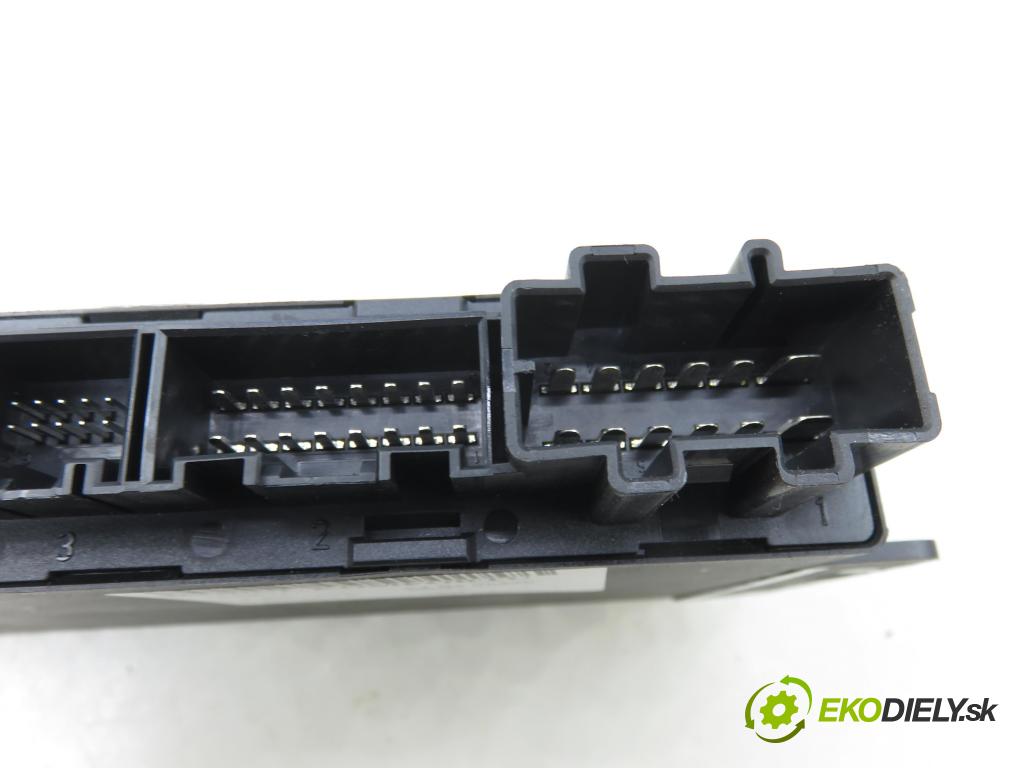 AUDI A4 (8E2, B6) SEDAN 2002 74,00 1.9 TDI PD 101 - AVB 1896,00 MODUL komfortu 8E0959433AR