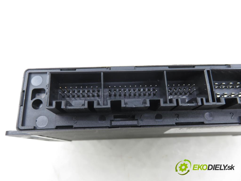 AUDI A4 (8E2, B6) SEDAN 2002 74,00 1.9 TDI PD 101 - AVB 1896,00 MODUL komfortu 8E0959433AR