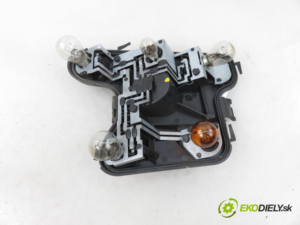 AUDI A4 (8E2, B6) SEDAN 2002 74,00 1.9 TDI PD 101 - AVB 1896,00 vložka svetla ľavy zadné 153947