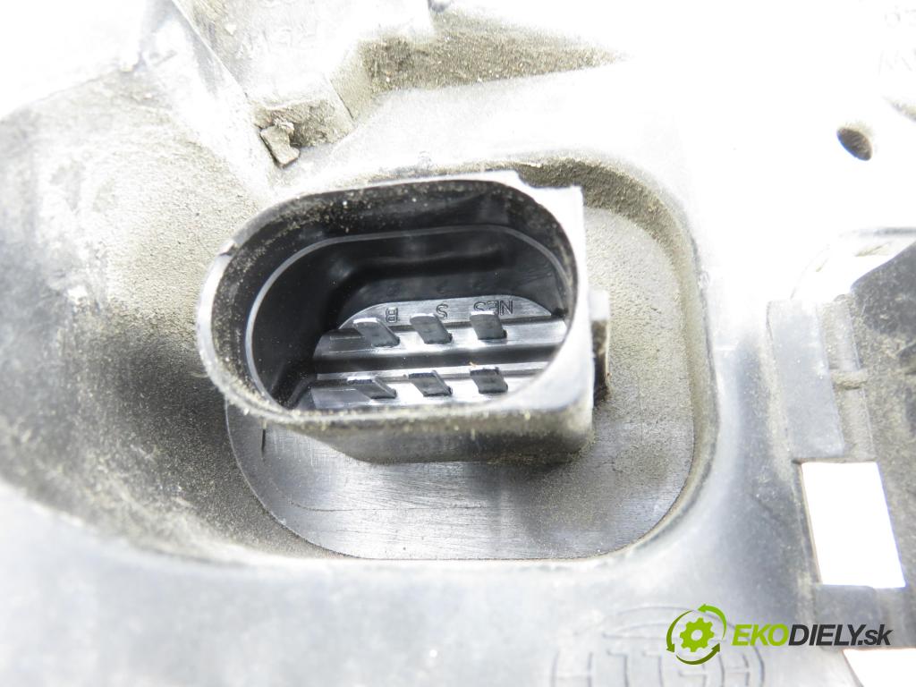 AUDI A4 (8E2, B6) SEDAN 2002 74,00 1.9 TDI PD 101 - AVB 1896,00 vložka svetla ľavy zadné 153947