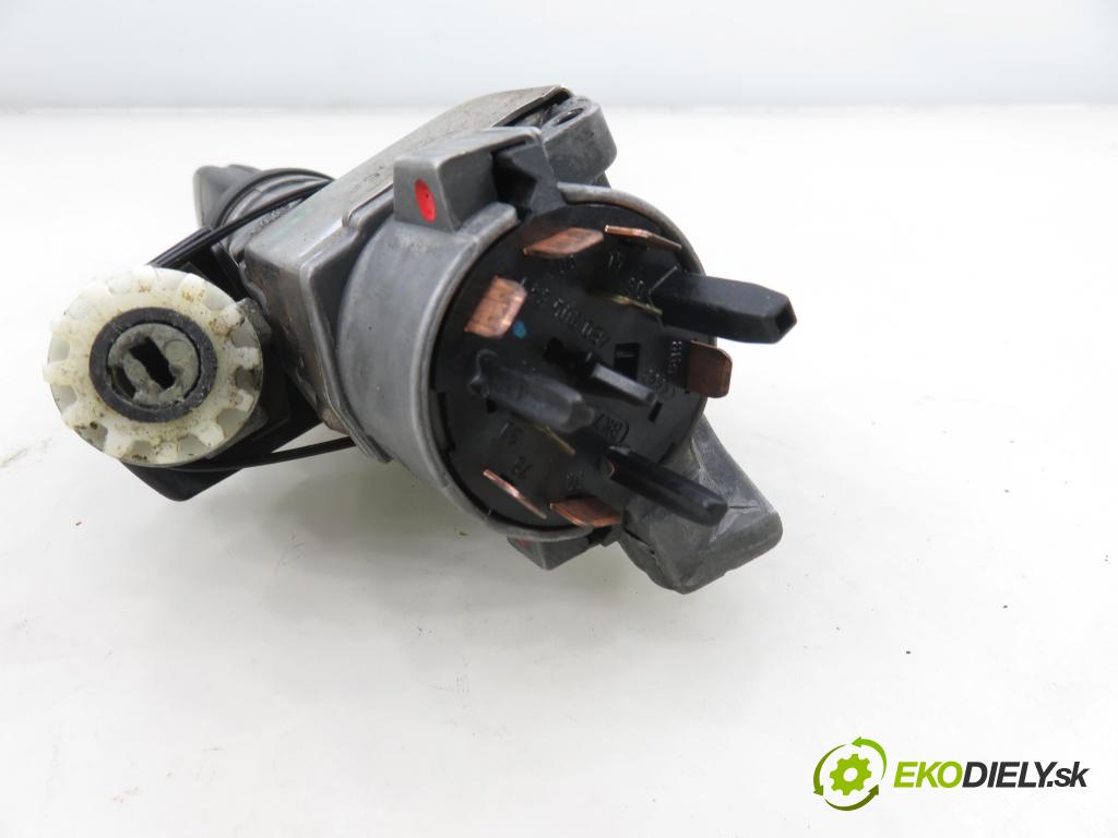 AUDI A4 (8E2, B6) SEDAN 2002 74,00 1.9 TDI PD 101 - AVB 1896,00 spinačka / zámky 4B0905851G