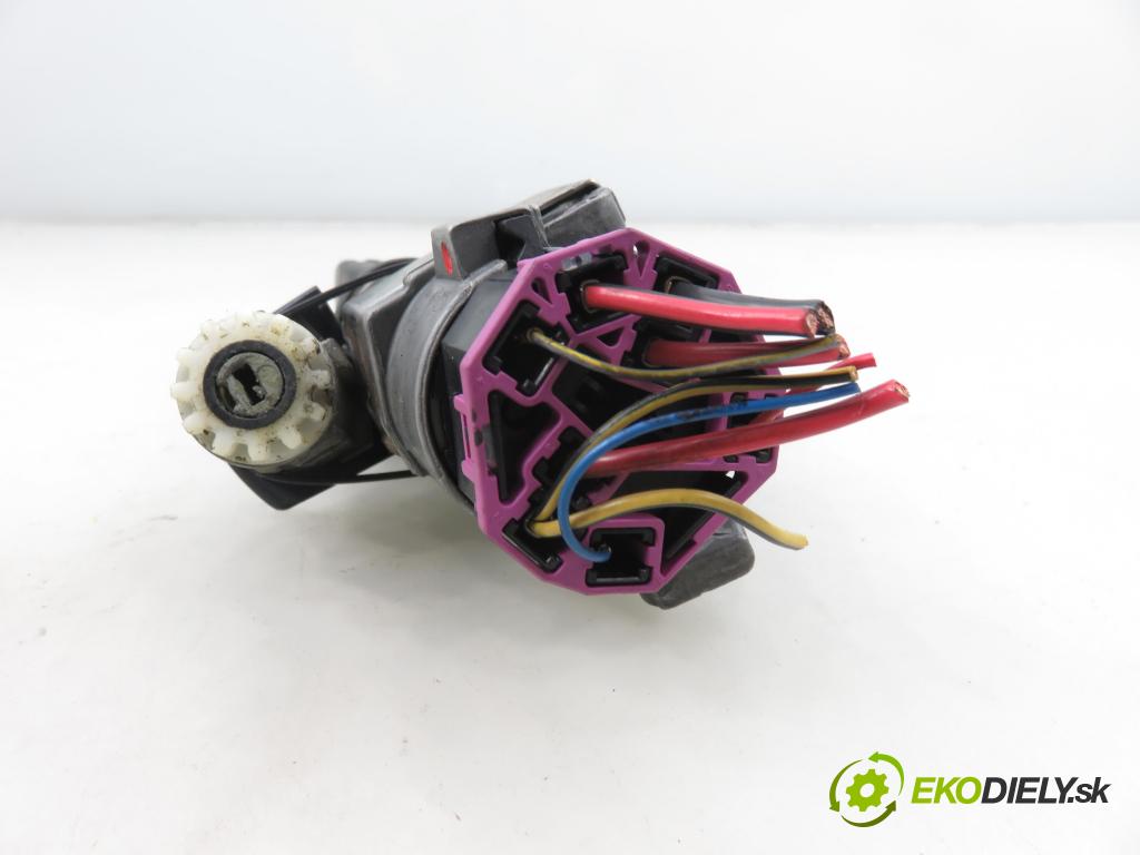 AUDI A4 (8E2, B6) SEDAN 2002 74,00 1.9 TDI PD 101 - AVB 1896,00 spinačka / zámky 4B0905851G