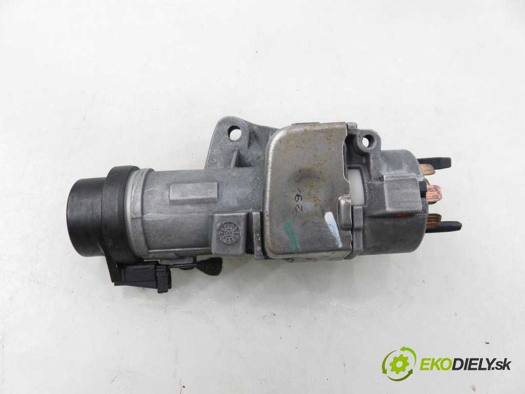 AUDI A4 (8E2, B6) SEDAN 2002 74,00 1.9 TDI PD 101 - AVB 1896,00 spinačka / zámky 4B0905851G