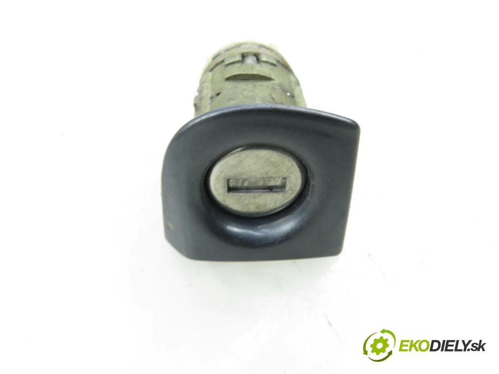 AUDI A4 (8E2, B6) SEDAN 2002 96,00 1.9 TDI PD 130 - AWX 1896,00 spinačka / zámky 4B0905851G