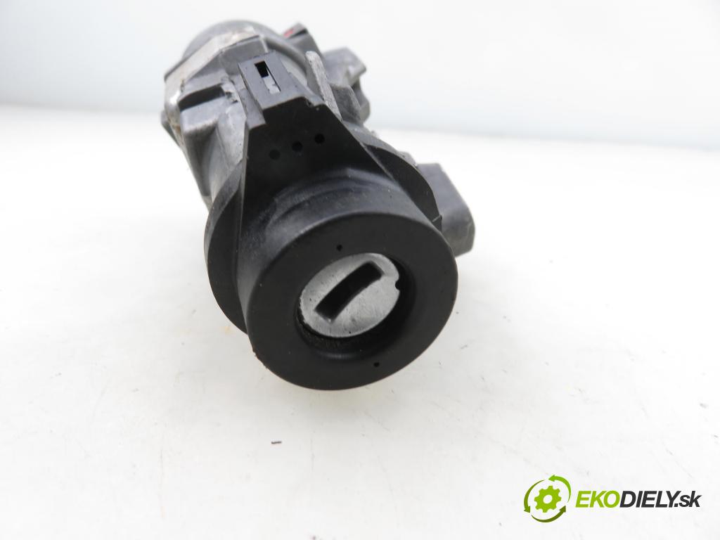 AUDI A4 (8E2, B6) SEDAN 2002 96,00 1.9 TDI PD 130 - AWX 1896,00 spinačka / zámky 4B0905851G