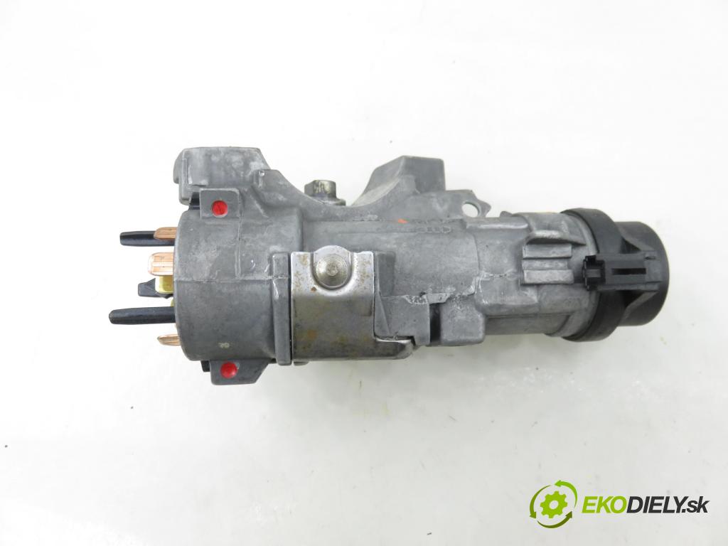 AUDI A4 (8E2, B6) SEDAN 2002 96,00 1.9 TDI PD 130 - AWX 1896,00 spinačka / zámky 4B0905851G