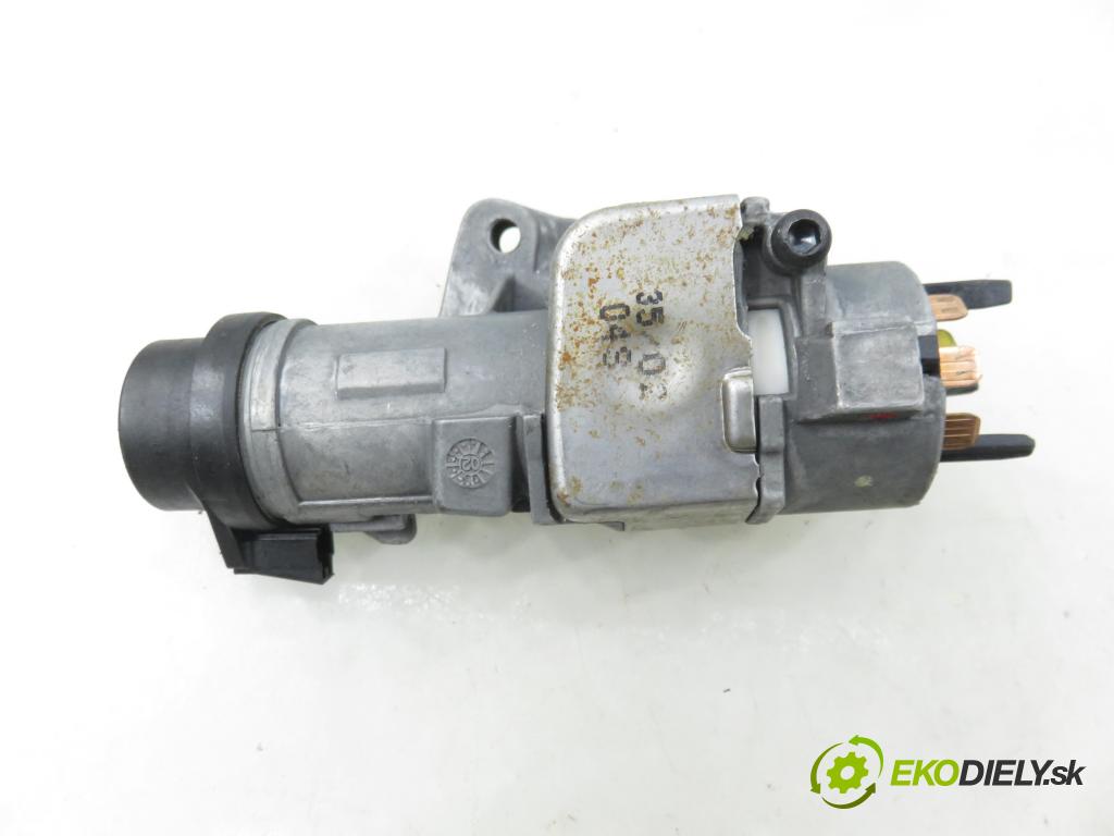 AUDI A4 (8E2, B6) SEDAN 2002 96,00 1.9 TDI PD 130 - AWX 1896,00 spinačka / zámky 4B0905851G