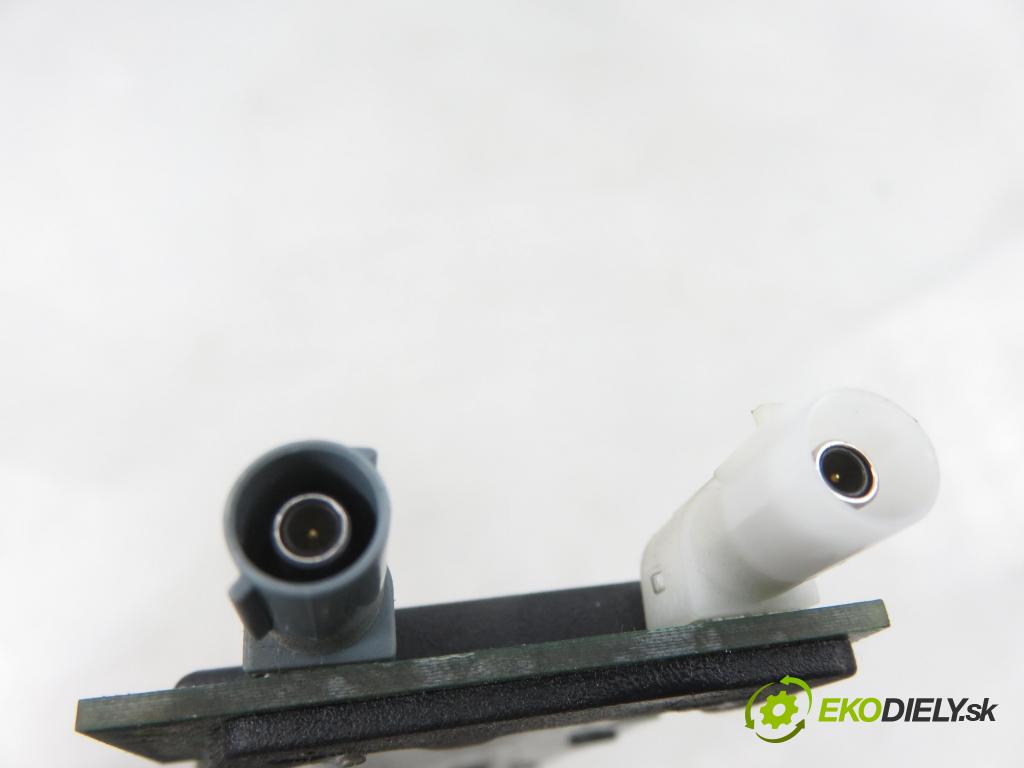 AUDI A4 (8E2, B6) SEDAN 2002 96,00 1.9 TDI PD 130 - AWX 1896,00 zesilovač Antenní: 8E5035225A (Zesilovač)