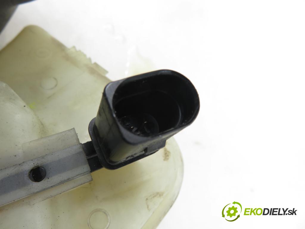 AUDI A4 (8E2, B6) SEDAN 2002 96,00 1.9 TDI PD 130 - AWX 1896,00 posilovač 8E0612105M (Servočerpadlo)