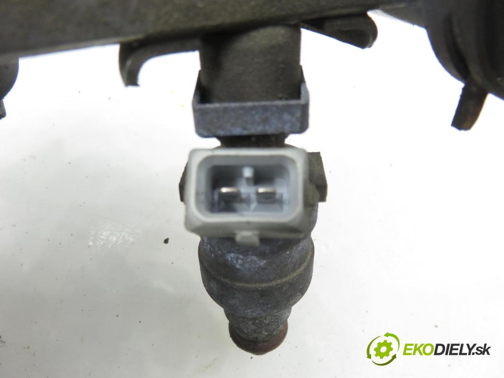 AUDI A4 (8D2, B5) SEDAN 1995 74,00 1.6 8V 100 - ADP 1595,00 Lišta vstrekovacia 078133551D (Vstrekovacia lišta)