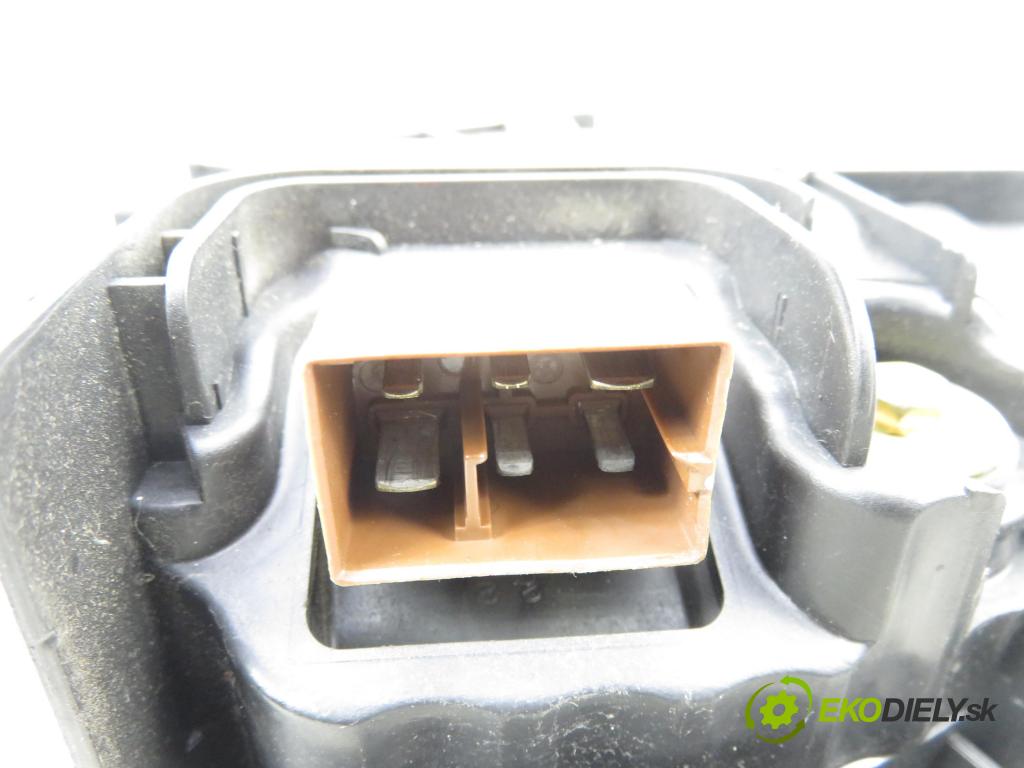 AUDI A4 (8E2, B6) SEDAN 2002 74,00 1.9 TDI PD 101 - AVB 1896,00 Ventilátor vetráku 8E1820021B ; 663000U