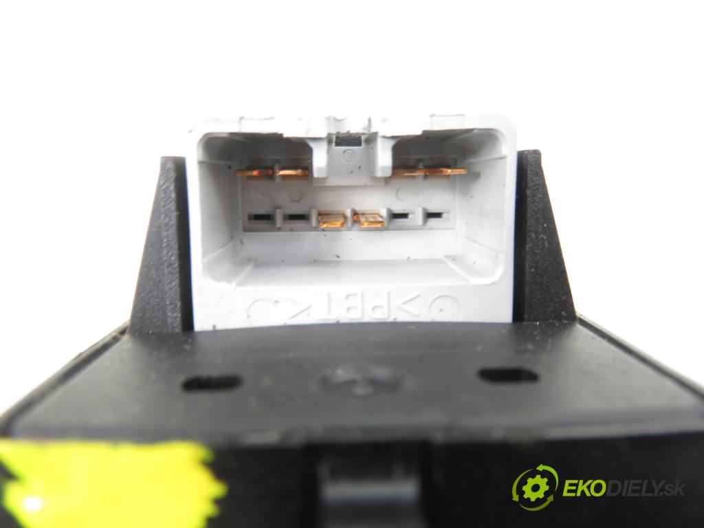 SUZUKI IGNIS (FH) HB 2002 61,00 1.3 (HV51, HX51, RG413) - M13A 1328,00 Panel ovládania okien 3799075F0