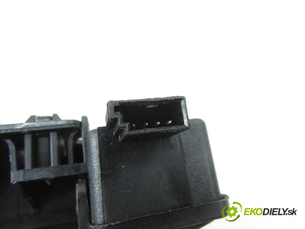 BMW 5 (E60) SEDAN 2005 0,00 530 d - M57 D30 (306D2) 2993,00 zámok dverí kufor EL. 8196401