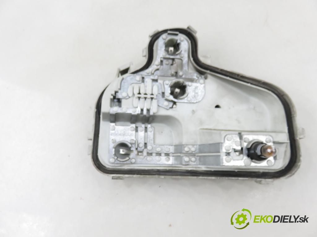 AUDI A3 (8P1) HB 2003 77,00 1.9 TDI PD 105 - BKC 1896,00 PŘÍSPĚVEK svetla levý ZADNÍ: 8P0945257