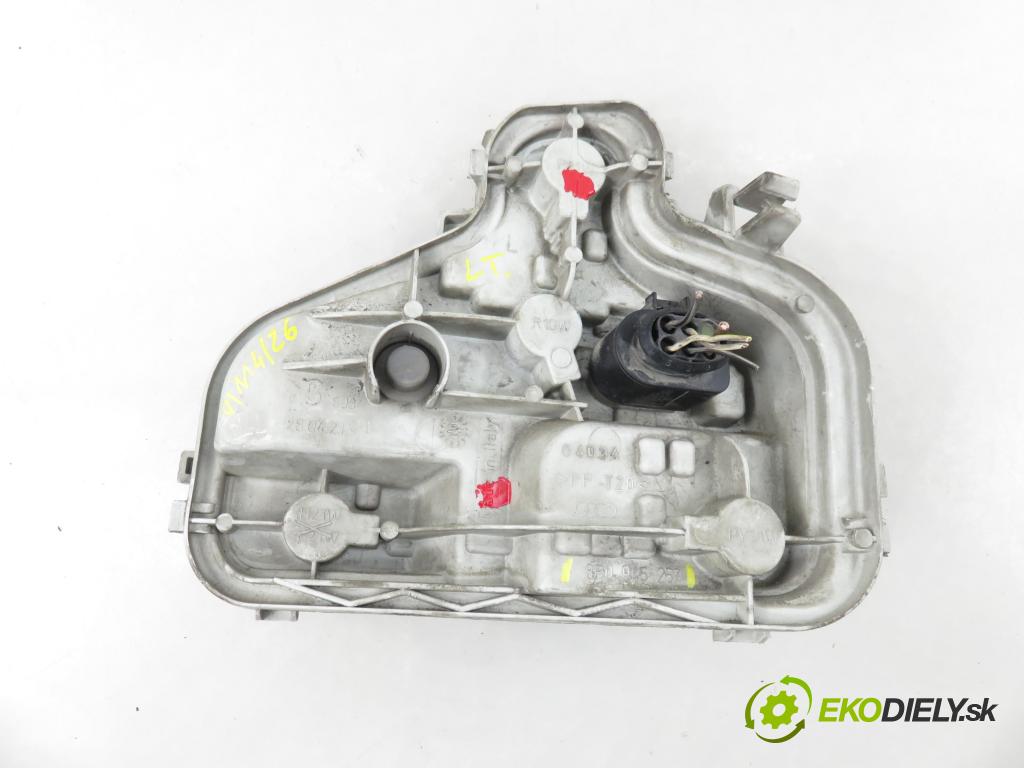 AUDI A3 (8P1) HB 2003 77,00 1.9 TDI PD 105 - BKC 1896,00 PŘÍSPĚVEK svetla levý ZADNÍ: 8P0945257