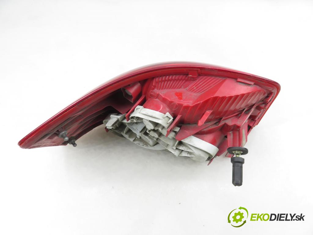 AUDI A3 (8P1) HB 2003 77,00 1.9 TDI PD 105 - BKC 1896,00 světlo pravé zadní 8P0945096A