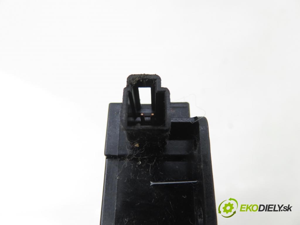 HYUNDAI i40 CW (VF) 2 KUSY: KOCKA: 2 PIN 2 PIN farba strieborná farba