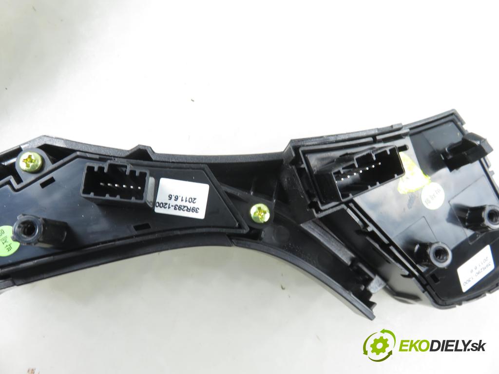 HYUNDAI i40 CW (VF) KOMBI 2012 100,00 1.7 CRDi 136 - D4FD 1685,00 Ovládač rádia 967903Z130RY