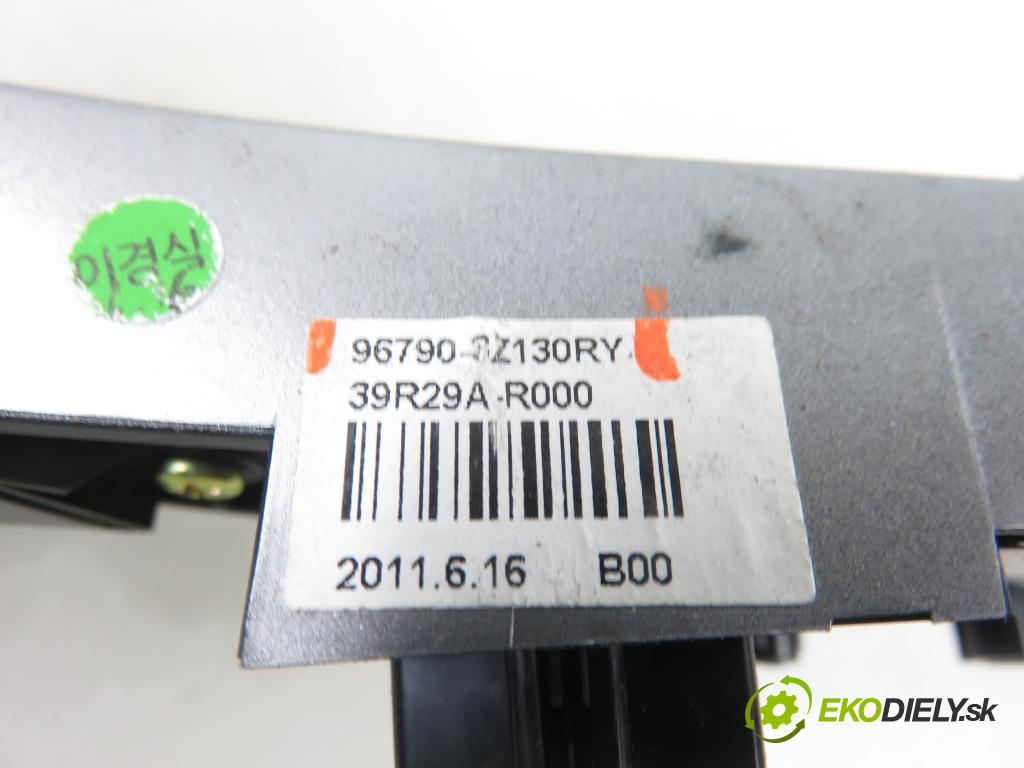 HYUNDAI i40 CW (VF) KOMBI 2012 100,00 1.7 CRDi 136 - D4FD 1685,00 Ovládač rádia 967903Z130RY