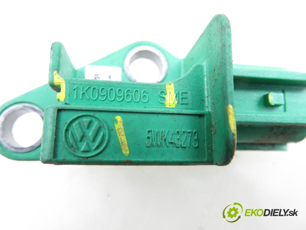 VW GOLF V (1K1) HB 2005 77,00 1.9 TDI - BXE 1896,00 snímač nárazu 1K0909606 ; 5WK43273 (Snímač nárazu)
