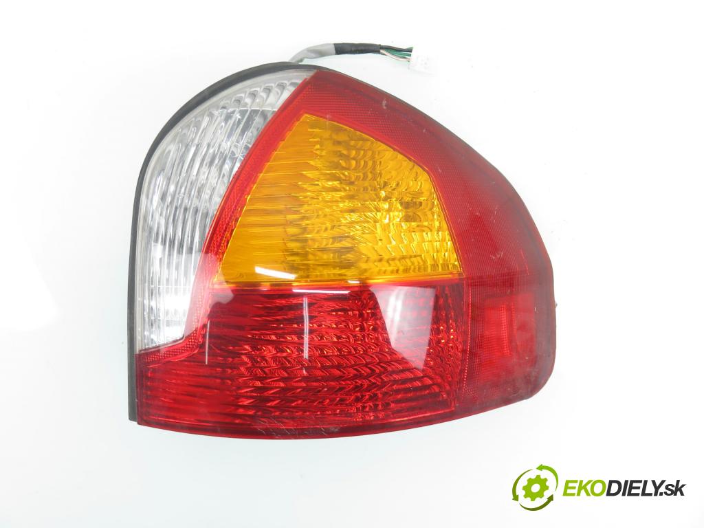 HYUNDAI SANTA FÉ I (SM) SUV 2004 127,00 2.7 V6 4x4 - G6BA 2656,00 Svetlo pravé zadné