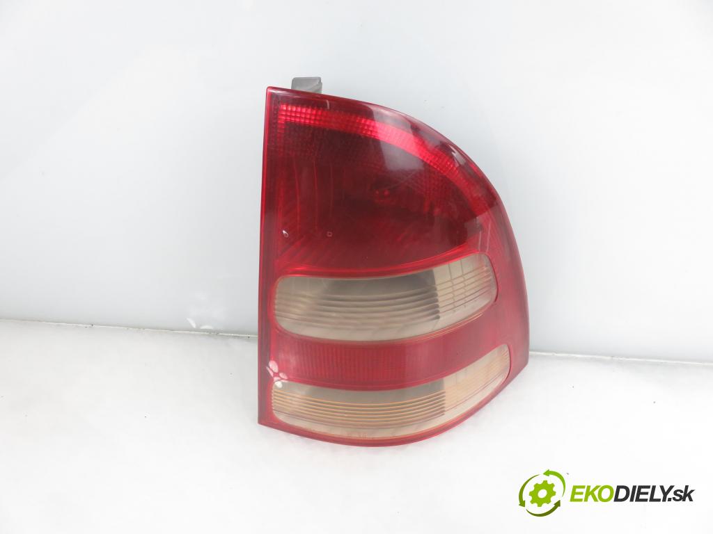 TOYOTA COROLLA kombi (_E12_) KOMBI 2004 66,00 2.0 D-4D (CDE120_) - 1CD-FTV 1995,00 světlo pravé zadní 