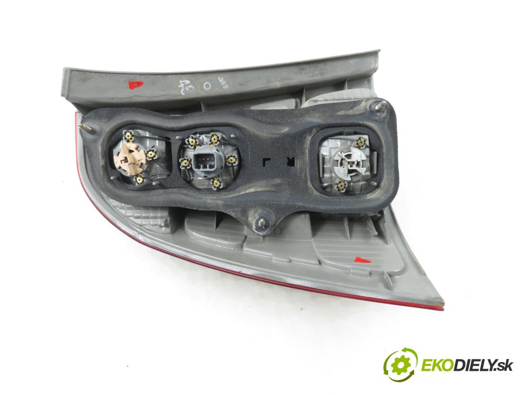 TOYOTA COROLLA kombi (_E12_) KOMBI 2004 66,00 2.0 D-4D (CDE120_) - 1CD-FTV 1995,00 Svetlo pravé zadné