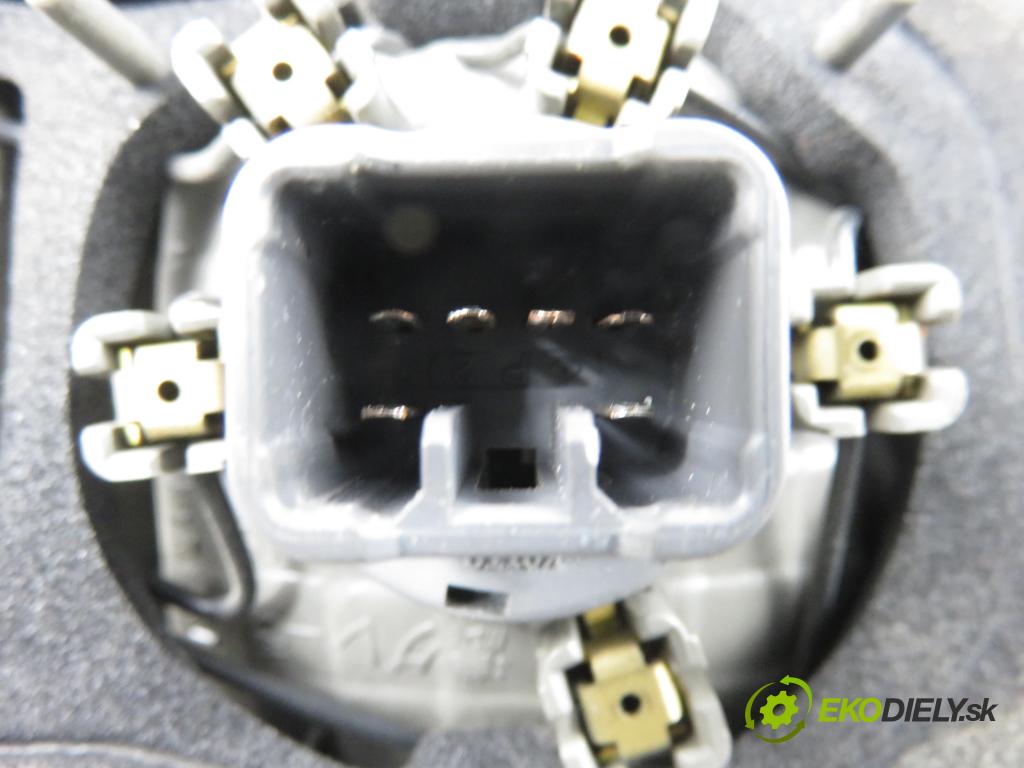 TOYOTA COROLLA kombi (_E12_) KOMBI 2004 66,00 2.0 D-4D (CDE120_) - 1CD-FTV 1995,00 Svetlo pravé zadné