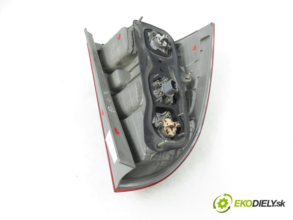 TOYOTA COROLLA kombi (_E12_) KOMBI 2004 66,00 2.0 D-4D (CDE120_) - 1CD-FTV 1995,00 Svetlo pravé zadné