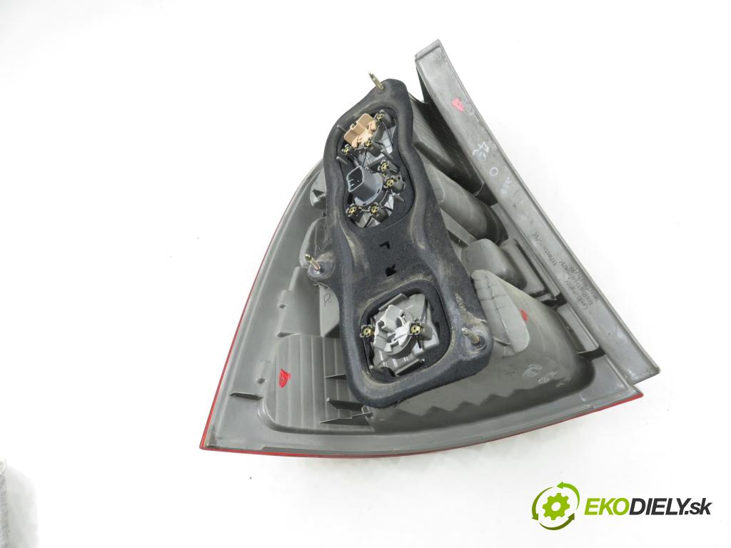 TOYOTA COROLLA kombi (_E12_) KOMBI 2004 66,00 2.0 D-4D (CDE120_) - 1CD-FTV 1995,00 Svetlo pravé zadné