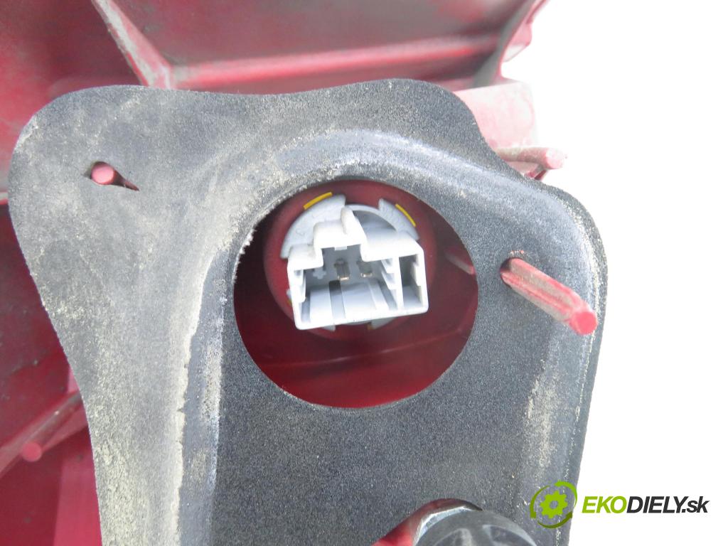 MAZDA 2 (DY) HB 2004 59,00 1.4 - FXJA 1388,00 Svetlo pravé zadné 3M7113404AM