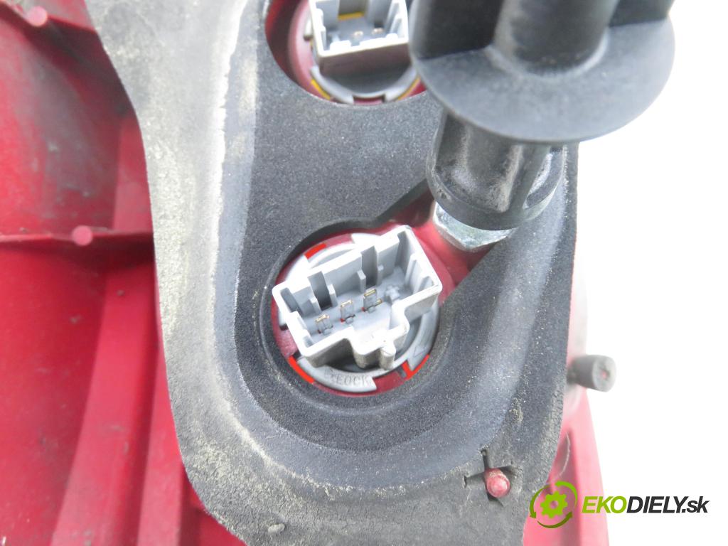 MAZDA 2 (DY) HB 2004 59,00 1.4 - FXJA 1388,00 Svetlo pravé zadné 3M7113404AM