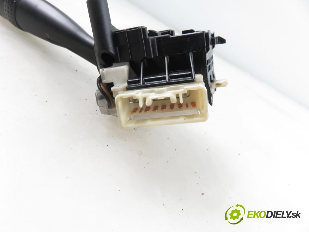 TOYOTA YARIS (_P1_) HB 2004 55,00 1.4 D-4D (NLP10_) - 1ND-TV 1364,00 / ŘAZENÍ / levá strana 173681