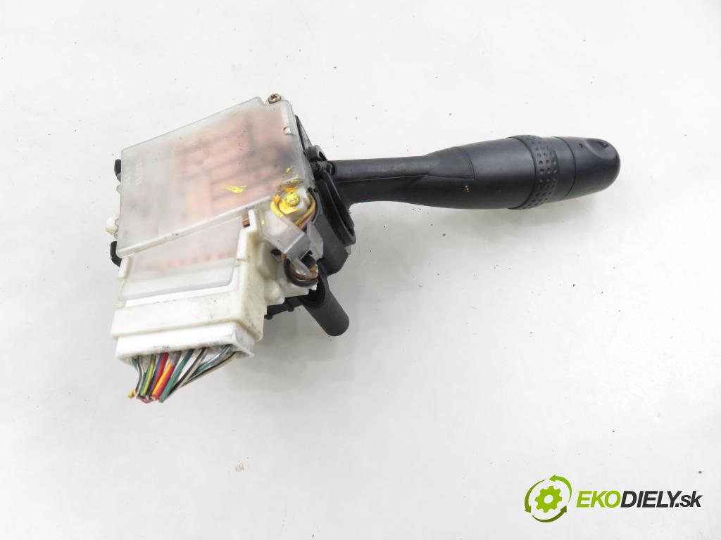 TOYOTA YARIS (_P1_) HB 2004 55,00 1.4 D-4D (NLP10_) - 1ND-TV 1364,00 / ŘAZENÍ / levá strana 173681