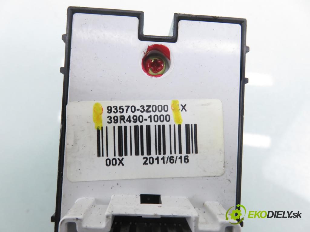 HYUNDAI i40 CW (VF) KOMBI 2012 100,00 1.7 CRDi 136 - D4FD 1685,00 Panel ovládania okien 935703Z000 ; 39R4901000