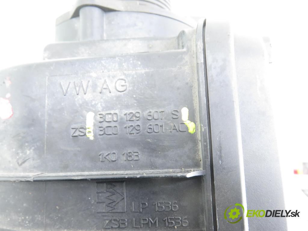 VW PASSAT B6 (3C2) SEDAN 2005 110,00 2.0 FSI - BLR 1984,00 obal filtra vzduchu 3C0129601AC ; 3C0129607S (Kryt vzduchového filtru)