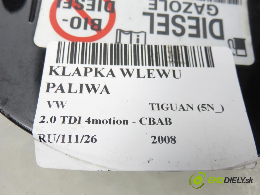 VW TIGUAN (5N_) SUV 2008 103,00 2.0 TDI 4motion - CBAB 1968,00 dvířka nádrže paliva 5N0010641B (Klika dveří ostatní)
