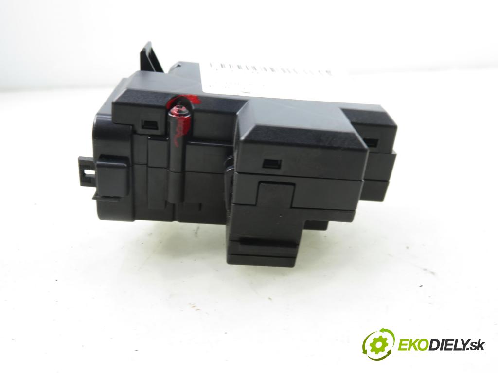 AUDI A4 Avant (8K5, B8) KOMBI 2010 105,00 2.0 TDI - CAGA 1968,00 spinačka 8K0909131D (Spínacia skrinka)