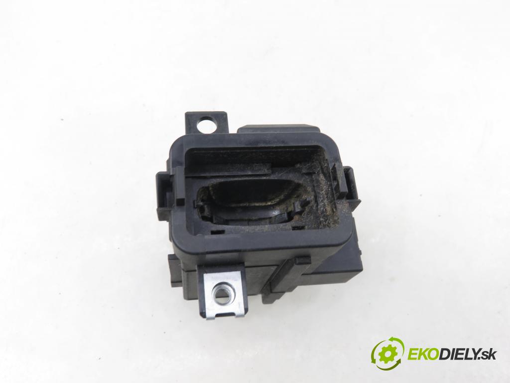 AUDI A4 Avant (8K5, B8) KOMBI 2010 105,00 2.0 TDI - CAGA 1968,00 spinačka 8K0909131D (Spínacia skrinka)