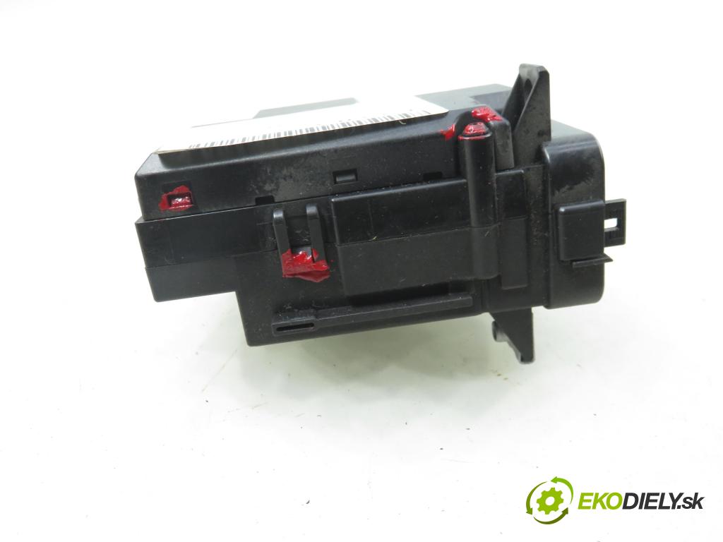 AUDI A4 Avant (8K5, B8) KOMBI 2010 105,00 2.0 TDI - CAGA 1968,00 spinačka 8K0909131D (Spínacia skrinka)