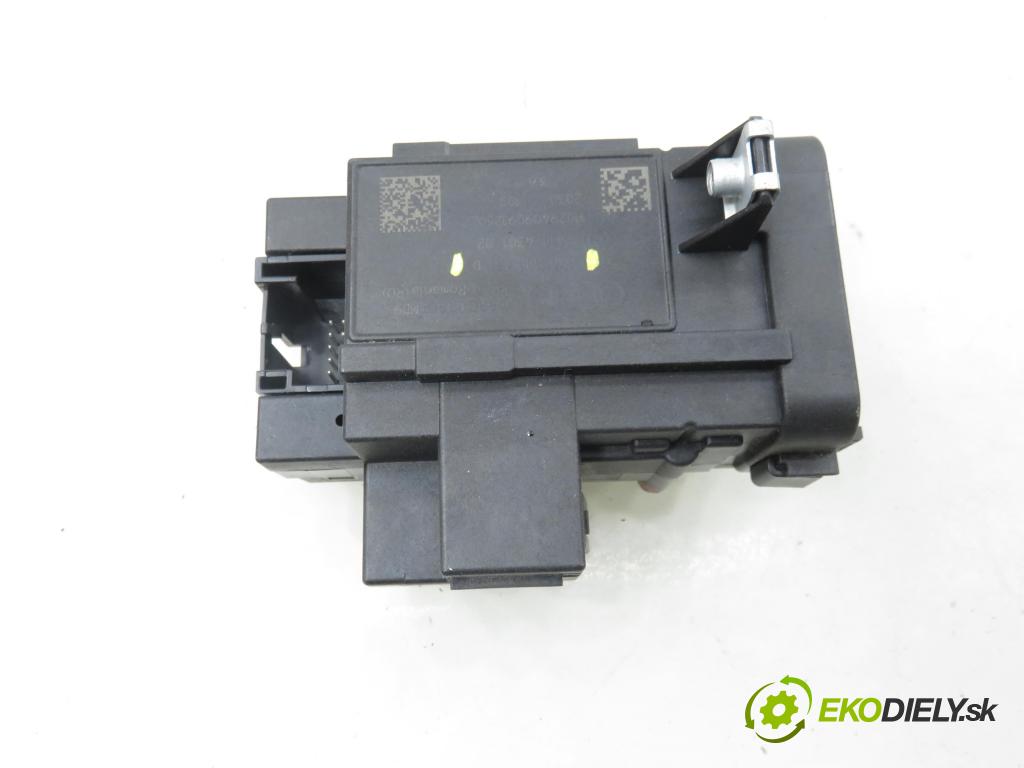 AUDI A4 Avant (8K5, B8) KOMBI 2010 105,00 2.0 TDI - CAGA 1968,00 spinačka 8K0909131D (Spínacia skrinka)