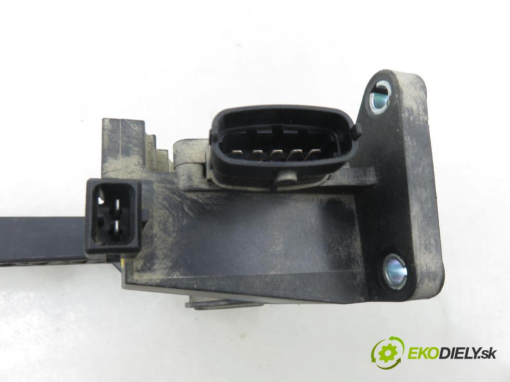 MERCEDES-BENZ VIANO (W639) VAN 2004 110,00 CDI 2.2 150 - OM 646.982 2148,00 potenciometr plynového pedálu 0281002563 ; A6393000704 (Potenciometr plynového pedálu)