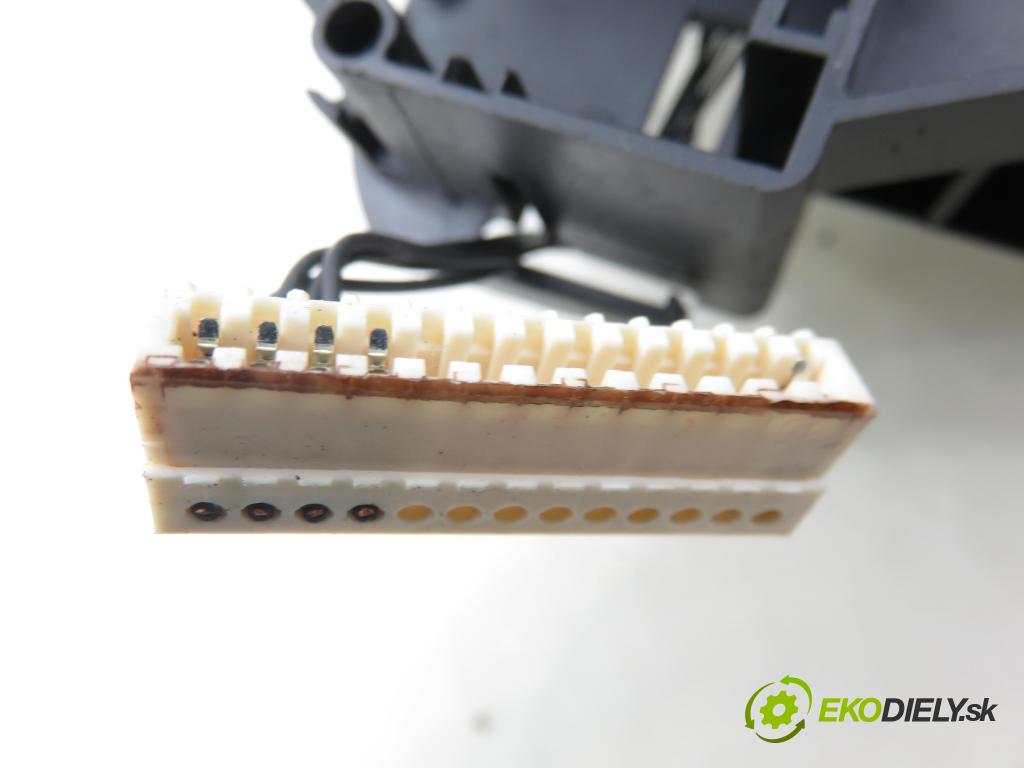 AUDI A4 Avant (8K5, B8) KOMBI 2010 105,00 2.0 TDI - CAGA 1968,00 páčka/prepínač 8K0953502BJ