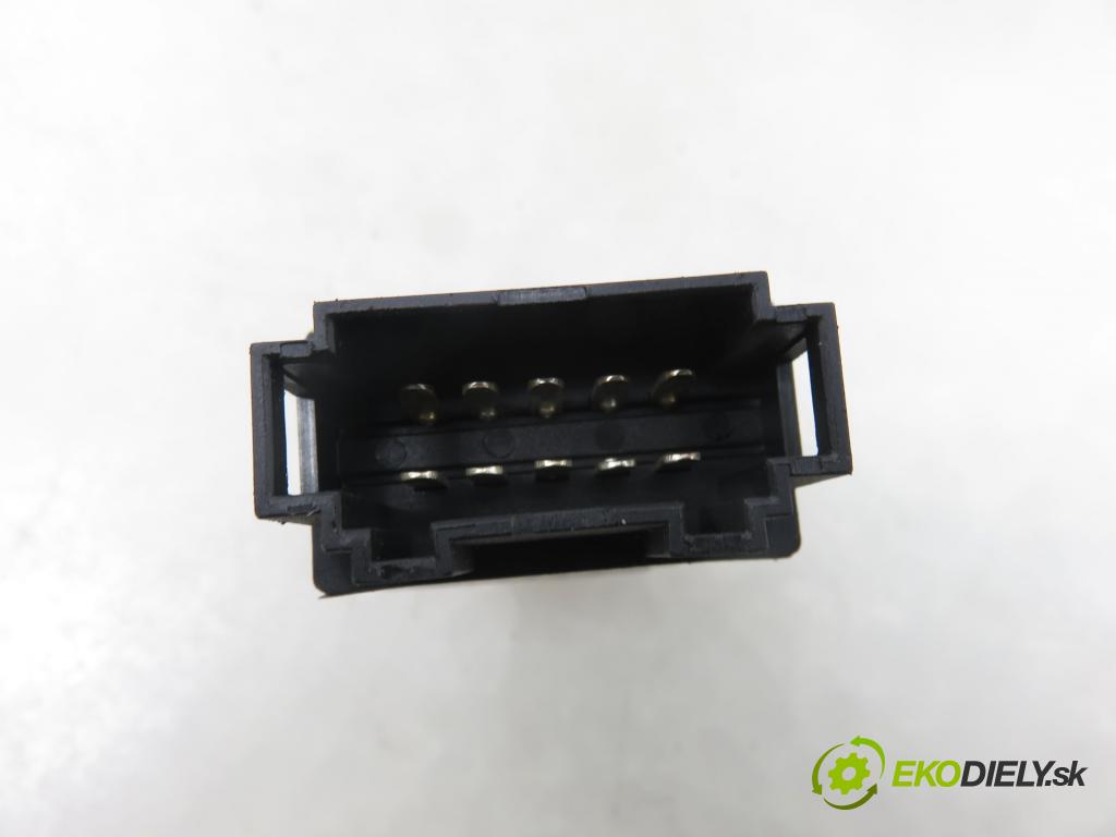 AUDI A3 (8L1) HB 2001 75,00 1.6 - AVU 1595,00 prepínač výstražných (núdzových)