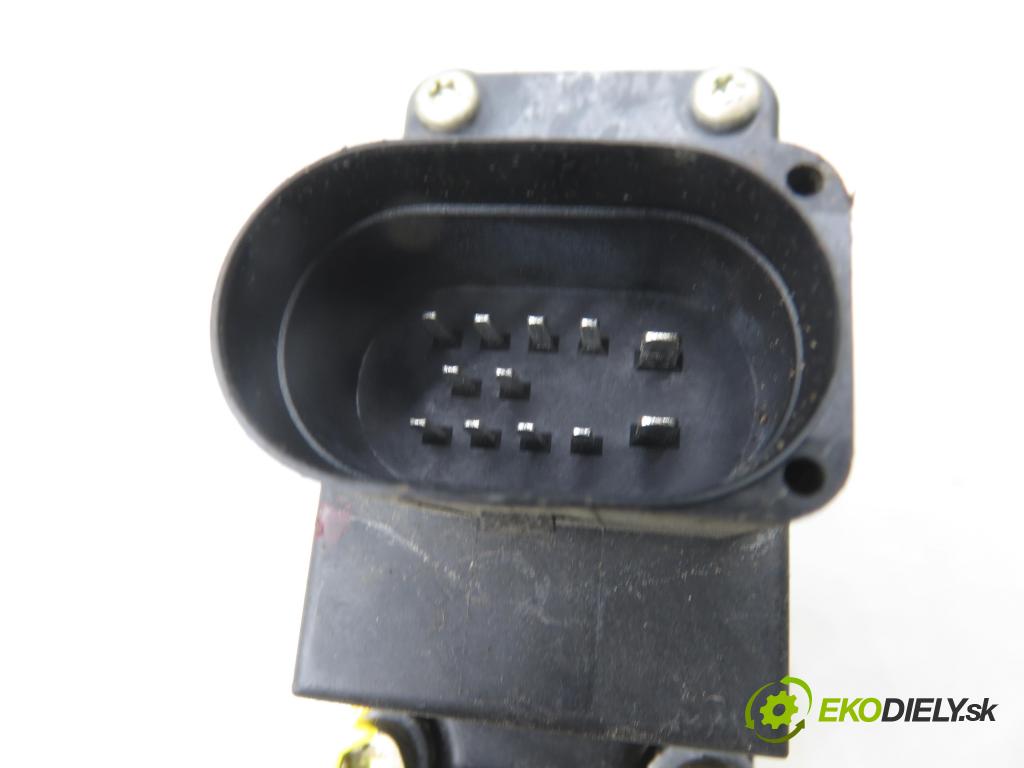 AUDI A3 (8L1) HB 2001 75,00 1.6 - AVU 1595,00 Motorček sťahovania okien pravé zadné 8L4959802A