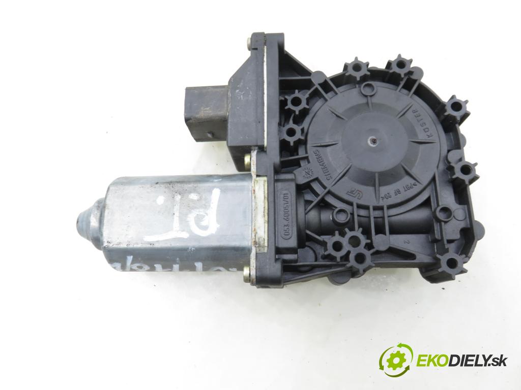 AUDI A3 (8L1) HB 2001 75,00 1.6 - AVU 1595,00 Motorček sťahovania okien pravé zadné 8L4959802A