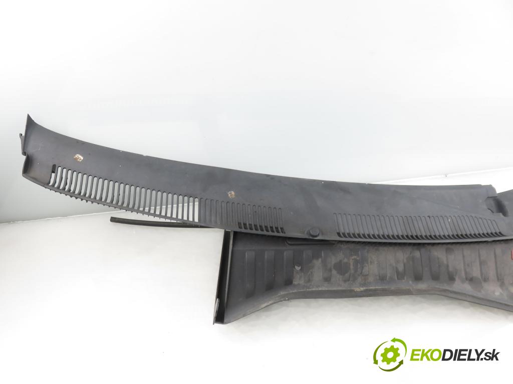 OPEL CORSA C (X01) HB 2002 43,00 1.0 12V 58 - Z 10 XE 973,00 Torpédo, plast pod čelné okno 09116435 (Torpédo (plast pod čelným sklom))